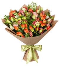 Букет из эустом и кустовых роз