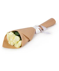 Букет из белых роз в крафте