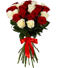 Букет из красных и белых роз