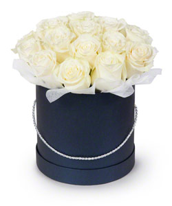 Букет из цветов "Букет из 17 белых роз в шляпной коробке" 25 - 30 см.